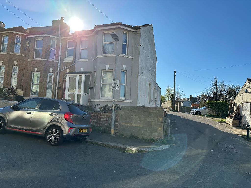 Lot: 146 - THREE-BEDROOM END-TERRACE HOUSE FOR REFURBISHMENT - External picture of an end of terrace property